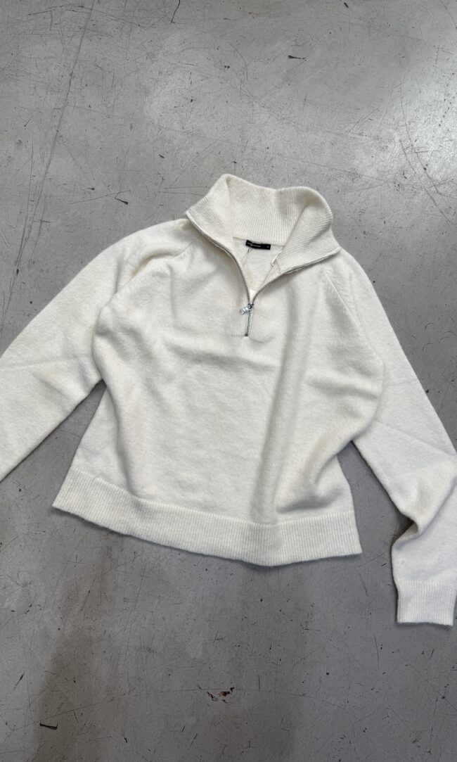 SWEATER CON CIERRE